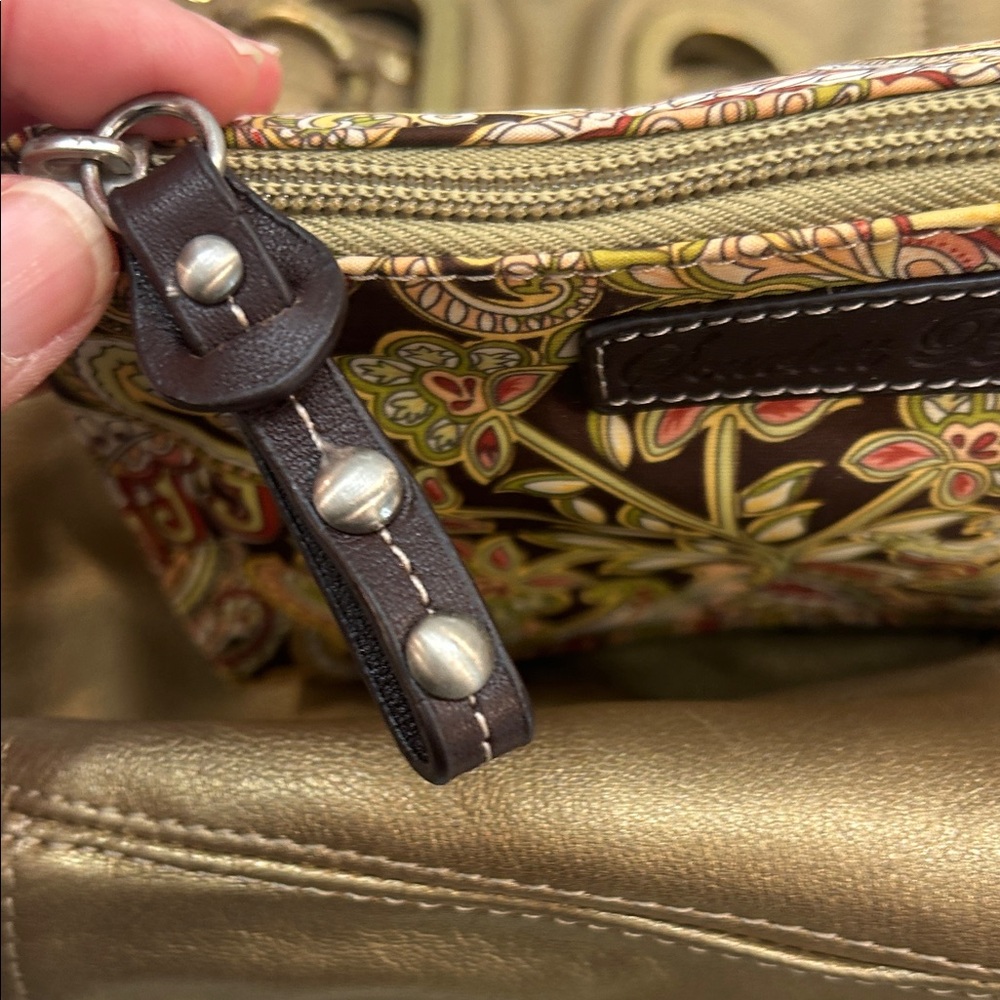 Chic Gold Shoulder Bag - Picture 7 of 8